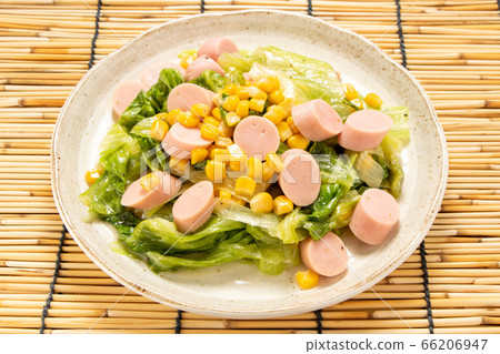 炒玉米，生菜和魚香腸。 66206947