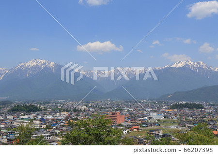 初夏的信濃大町市區和北阿爾卑斯山 初夏的信濃大町市區和北阿爾卑斯山 66207398
