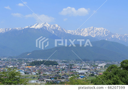 初夏的信濃大町市區和北阿爾卑斯山 初夏的信濃大町市區和北阿爾卑斯山 66207399