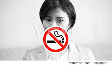 穿著西裝的女人的吸煙形象 66208130