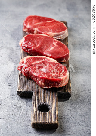 Shoulder cut, suitable for grilling and pan. Shoulder cut, suitable for grilling and pan. 66208656