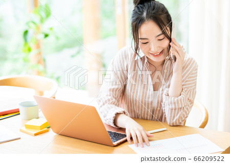 遠程辦公女人打電話 66209522