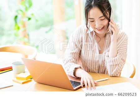 遠程辦公女人打電話 66209523