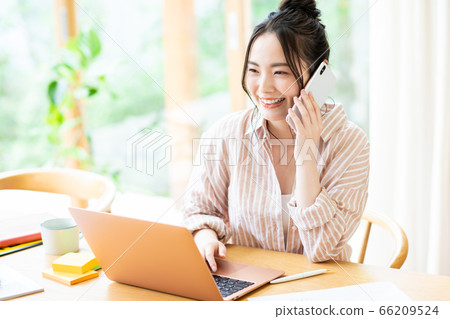 遠程辦公女人打電話 66209524