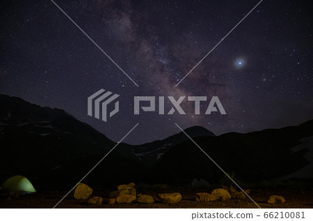 呆在山上的帳篷裡，漂浮在夏日夜空中的星系 66210081