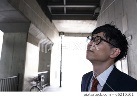 站在橫濱港未來的高架通道中的商人 66210101