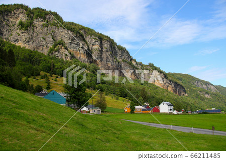 挪威,從Steindahl瀑布看到的私人房屋,Steindahl是從卑爾根到哈當厄爾峽灣的旅遊勝地 挪威,從Steindahl瀑布看到的私人房屋,Steindahl是從卑爾根到哈當厄爾峽灣的旅遊勝地 66211485