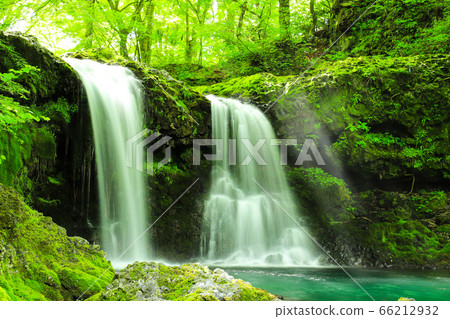 兼山的新鮮綠色瀑布 66212932