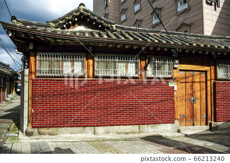 Korean Ikseon-dong Hanok 66213240