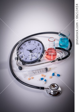 [Syringe and vaccine development with a sense of speed Bad image] 66213454