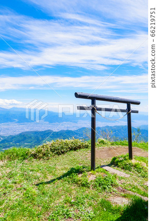 Fresh green climbing of Mt. Iinawa (view from Iinawa Daimyojin) Fresh green climbing of Mt. Iinawa (view from Iinawa Daimyojin) 66219751