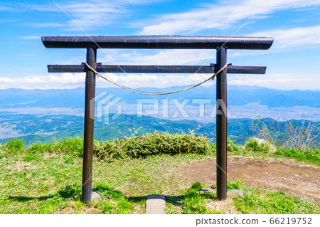Fresh green climbing of Mt. Iinawa (view from Iinawa Daimyojin) Fresh green climbing of Mt. Iinawa (view from Iinawa Daimyojin) 66219752