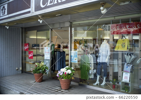At lunch time, the store opened At lunch time, the store opened 66220550
