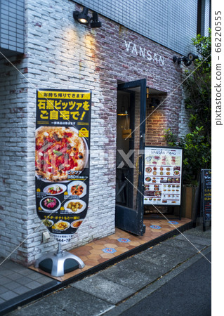 At lunch time, the store opened 66220555