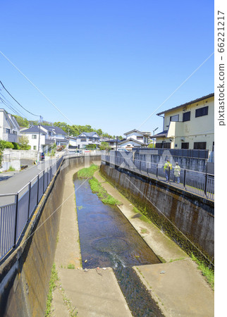 藍天和禪普庫吉河（東京杉並區）的景觀 66221217