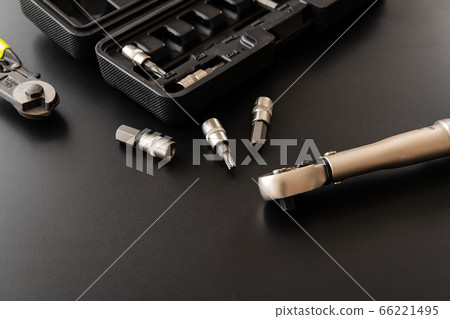 扭矩扳手黑色背景 66221495