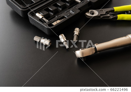 扭矩扳手黑色背景 扭矩扳手黑色背景 66221496