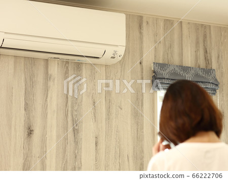 一個女人在一個新房子裡的空調器前擔心的背景（與模糊） 66222706