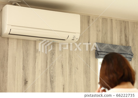 一個女人在一個新房子裡的空調器前擔心的背景（與模糊） 66222735