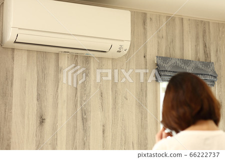 一個女人在一個新房子裡的空調器前擔心的背景（與模糊） 66222737