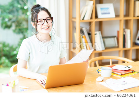 Young woman teleworking 66224361