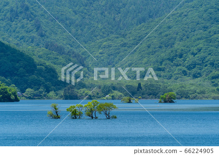 福島縣北原巴拉村，初夏的ino原湖和群山 66224905