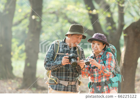 年長夫婦的愛好徒步旅行相機 66225122