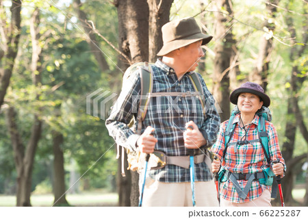 年長夫婦的愛好徒步旅行 年長夫婦的愛好徒步旅行 66225287