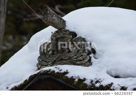 Snow covered roof (Mount Koya/Mount Koya in Koya Town, Ito District, Wakayama Prefecture) Snow covered roof (Mount Koya/Mount Koya in Koya Town, Ito District, Wakayama Prefecture) 66228397