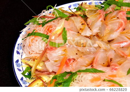 中式鯛魚生魚片有很多蔬菜的形象 中式鯛魚生魚片有很多蔬菜的形象 66228820