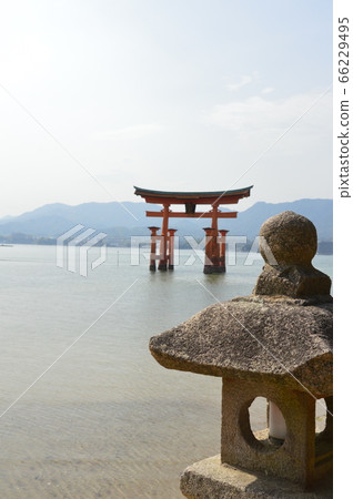 大鳥居和海上石燈籠（廣島縣廿日市市板島神社/宮島町） 66229495