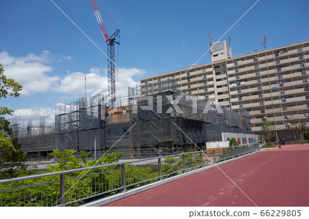 Crawler crane on blue sky and condominium construction site Crawler crane on blue sky and condominium construction site 66229805