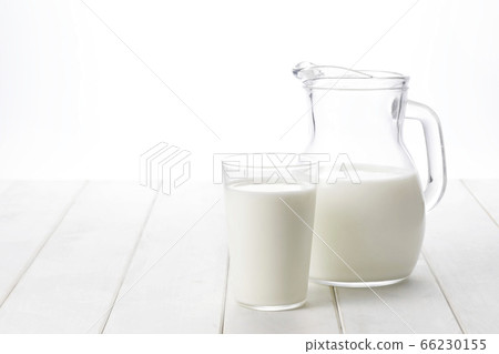 A Glass of Milk; Pitcher of Milk – License Images – 77175 ❘ StockFood