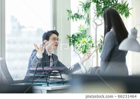Business man teaching 66231464