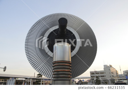 A monument imitating a steam turbine for power generation (JR Hitachi Station, former Central Exit station square/Sachimachi, Hitachi City, Ibaraki Prefecture) 66231535