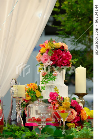 接待處佈置了華麗的插花 66234144