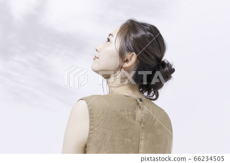 Beauty portrait of a young woman 66234505