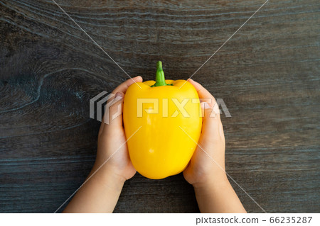 辣椒粉用孩子的小手 66235287