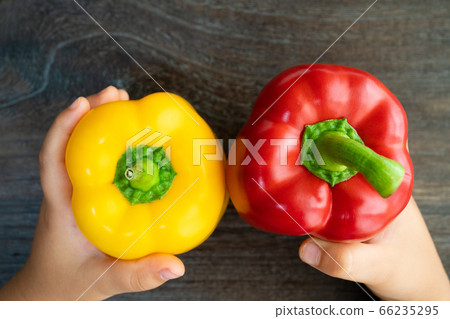 辣椒粉用孩子的小手 66235295