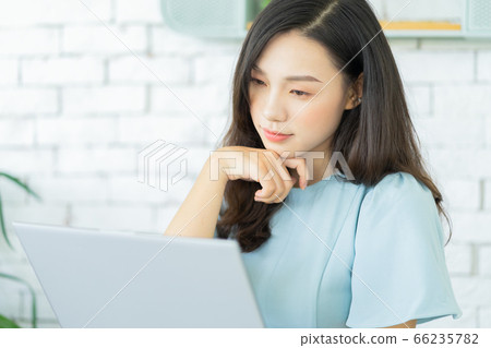 A beautiful woman working at home A beautiful woman working at home 66235782