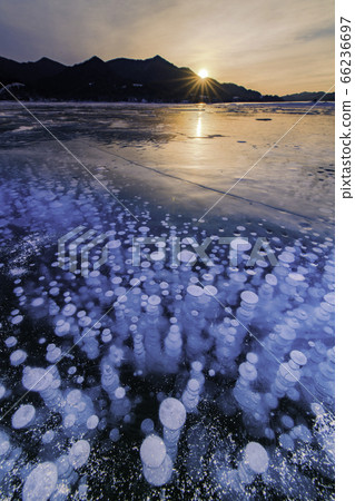 Ice bubble morning 66236697