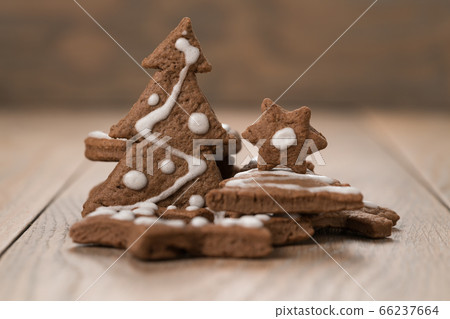 Gingerbread chrismas cookies on oak wood background with copy space 66237664