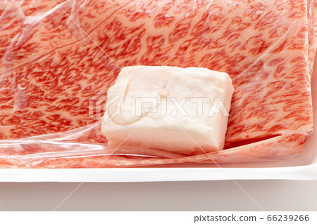 將牛脂添加到牛肉中作壽喜燒(日本黑牛肉片)。 將牛脂添加到牛肉中作壽喜燒(日本黑牛肉片)。 66239266