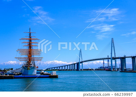 富山/立山山脈和新港橋/ Kaioumaru 66239997