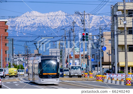 富山電車和立山山脈照片素材（圖片） [66240240] PIXTA圖庫