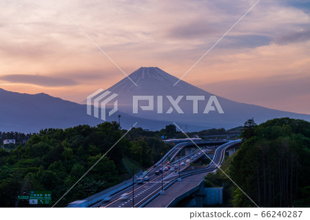 (靜岡縣)伊豆過境路和富士山夜景 (靜岡縣)伊豆過境路和富士山夜景 66240287