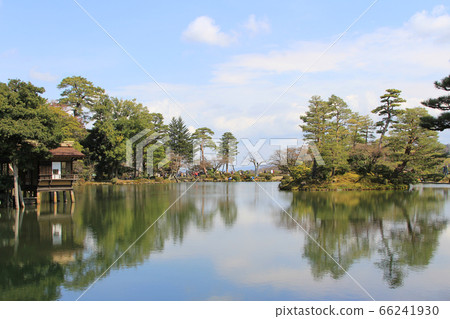 美景!霞總池映襯的藍天和內橋亭 美景!霞總池映襯的藍天和內橋亭 66241930