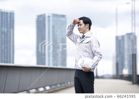 工人擦汗 66243395