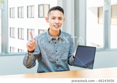 顯示平板電腦進行演示 66243656