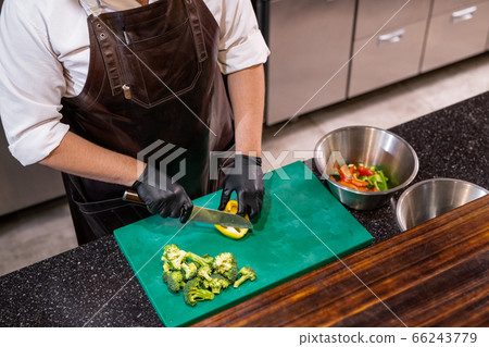 Cutting bell pepper 66243779